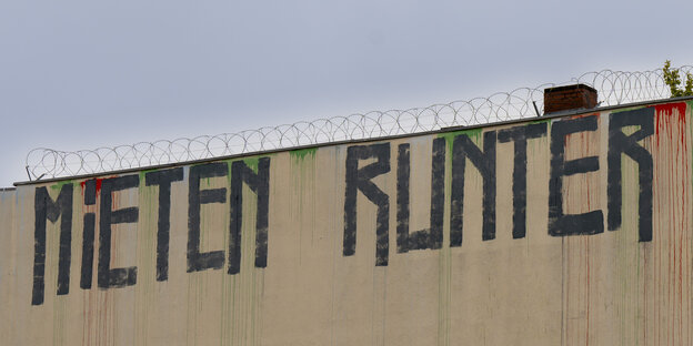 Berliner Hausfassade mit der Aufschrift "Mieten runter".