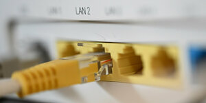 Ein gelbes Ein lan-Kabel steckt in einem Router