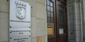 Eingangsbereich der Berliner Generalstaatsanwaltschaft - schwere brauen Holtür, das Wappen Berlin, Sandsteinfassade
