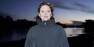 Portät Emilíana Torrinis vor nächtlicher Kulisse