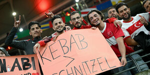 Türkei-Fans mit Plakat und faschistischem Wolfsgruß