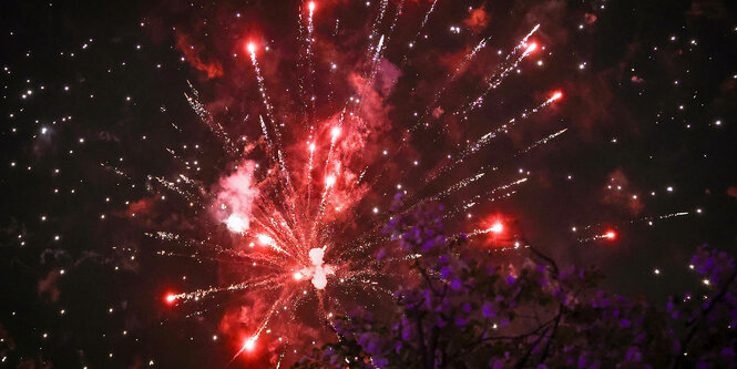 Ein Feuerwerk am Nachthimmel