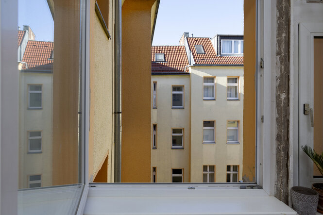 Blick aus dem Fenster einer Wohnung auf gegenüberliegende Häuser