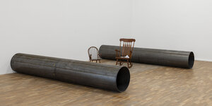 Zwei Pipelineröhren und zwei Schaukelstühle in der Ausstellung von Sung Tieu in Siegen