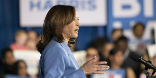 Kamala Harris spricht auf einer Wahveranstaltung