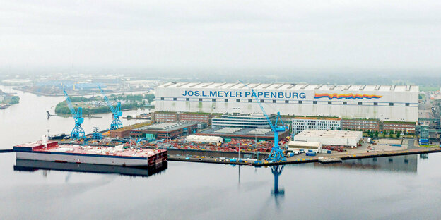 Meyer Werft an der Ems