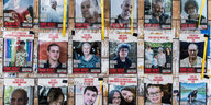 An einer Wand hängen Fotos und Beschreibungen israelischer Geiseln