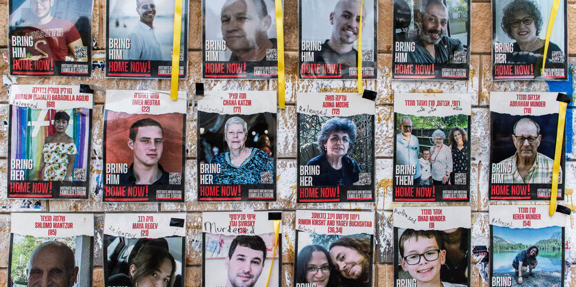 An einer Wand hängen Fotos und Beschreibungen israelischer Geiseln