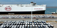 Eine große Menge E-Autos sind ausfuhrbereit und warten auf die Verladung auf einen Handelsfrachter am Hafen von Lianyungang in der Provinz Jiangsu