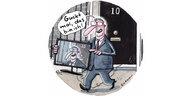 Farbiger Cartoon: KeirStarmer verlässt die Downing Street 10 mit einem Fernsehbildschirm in den Händen, auf dem zu sehen ist, wie er gerade die Downing Street 10 verlässt. Er zeigt auf das Bild und ruft: „Guckt mal, das bin ich."