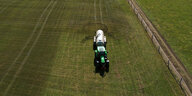Ein Traktor mit Odelfass auf einem Feld