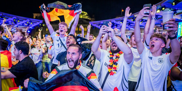 Deutschland-Fans jubeln in der Fanzone am Reichstagsgebäude