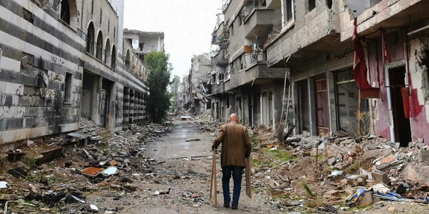 Ein alter Mann im Stadtviertel Al Yarmouk in Damaskus
