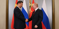 XI Jinping und Wladimir Putin schütteln sich die Hände