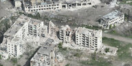 Luftbild zerstörter Häuser in Tschassiw Jar