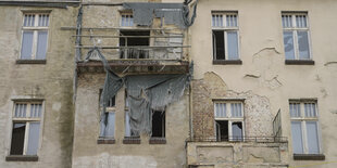 Eine marode Fassade eines leerstehenden Hauses in Berlin-Zehlendorf