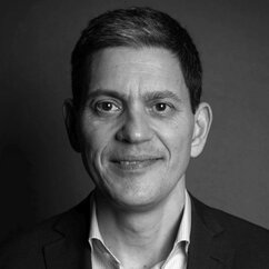 Porträt von David Miliband mit offenem Hemd und Jackett