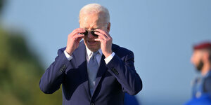 Joe Biden rückt sich beim Gehen die Sonnenbrille zurecht