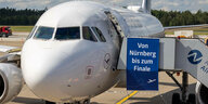 Flugzeug mit der Aufschrift "Von Nürnberg bis zum Finale"