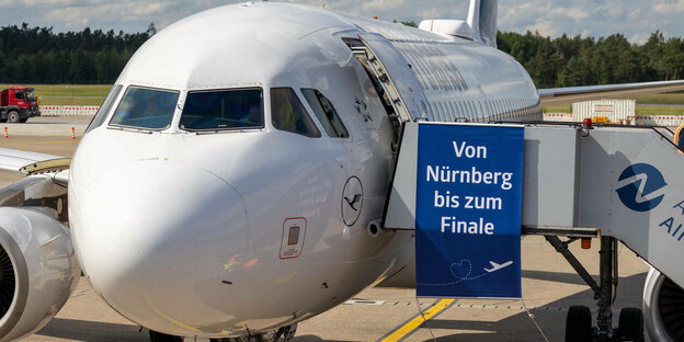 Flugzeug mit der Aufschrift "Von Nürnberg bis zum Finale"
