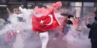 Türkische Fußballfans feiern in Berlin-Kreuzberg anlässlich des Fußballspiels Türkei gegen Georgien während der UEFA EUR