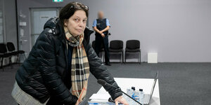 Die Angeklagte Birgit Malsack-Winkemann nimmt am Zeugentisch Platz.