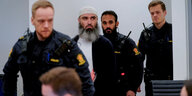 Ein Mann in einem Gerichtssaal in Oslo wird zu 30 Jahren Haft verurteilt