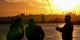 Angler in Istanbul im Gegenlicht - Blick von Kadiköy auf die historische Halbinsel Sultanahmet