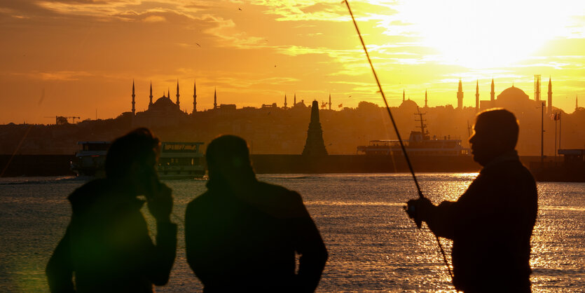 Angler in Istanbul im Gegenlicht - Blick von Kadiköy auf die historische Halbinsel Sultanahmet