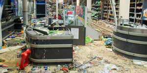 Ein völlig zerstörter Kassenbereich in einem Supermarkt