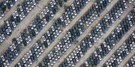 Luftaufnahme von hunderten Autos in China, die für den Export bestimmt sind