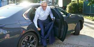 Friedrich Merz im Anzug steigt aus einer Limousine