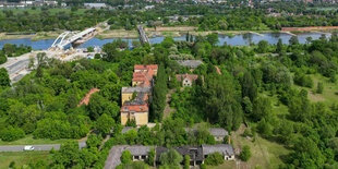 Das Gelände einer ehemaligen Kaserne auf der Oderinsel in Küstrin-Kietz mit dem deutsch-polnischen Grenzfluss Oder dahinter (Luftaufnahme mit einer Drohne)