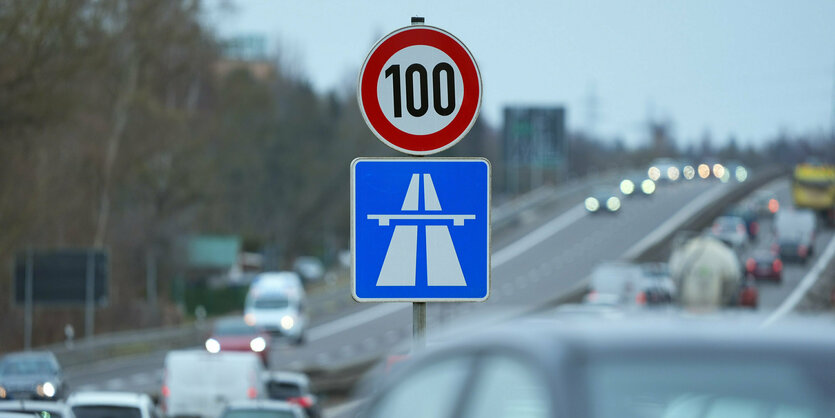 Autos auf einer Autobahn und ein Tempo-100-Verkehrsschild