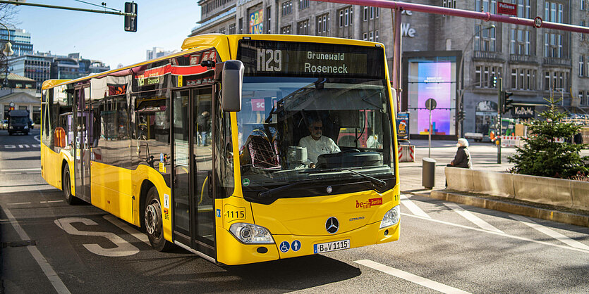 Ein Bus fährt am KaDeWe in Berlin vorbei.