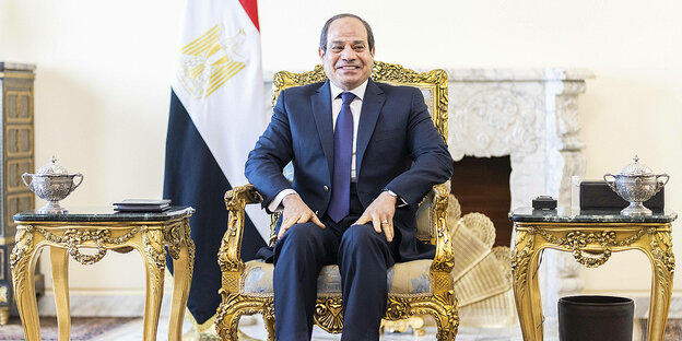 Abdelfattah Al-Sisi, Präsident von Ägypten, sitzt auf einem prunkvollem Stuhl.