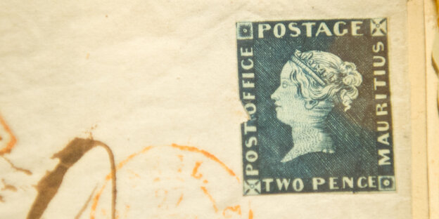 Eine unter dem Namen Blaue Mauritius bekannte Briefmarke auf einem Umschlag
