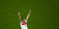 Merih Demiral zeigt den Wolfsgruß am Dienstag nach seinem zweiten Tor gegen Österreich