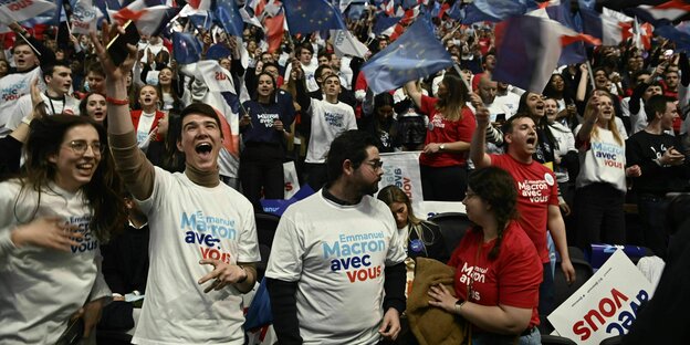 Emmanuel Macron in der Pariser La Defense Arena zum ersten und letzten Treffen vor der ersten Runde der Präsidentschaftswahlen 2022. Das Publikum ist begeistert und trägt Macron T-shirts
