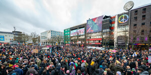 Menschenmenge auf dem Spilbudenplatz an der Hamburger Reeperbahn