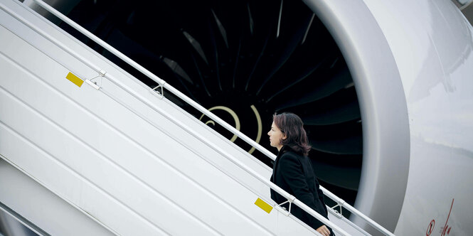 Annalena Baerbock, Bundesaussenministerin, steigt auf dem Flughafen BER in ein Flugzeug der Flugbereitschaft.