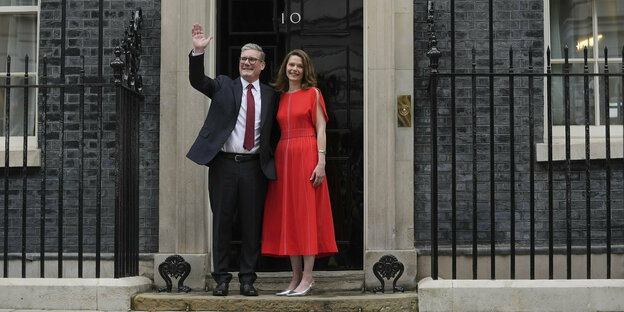 Keir Starmer steht mit seiner Frau Victoria vor der Eingangstür von Downing Street 10 und winkt
