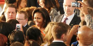 Michelle Obama inmitten von Menschen in der Naval Air Station in Jacksonville