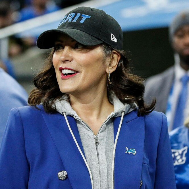 Porträt von Gretchen Whitmer mit blauem Basecap