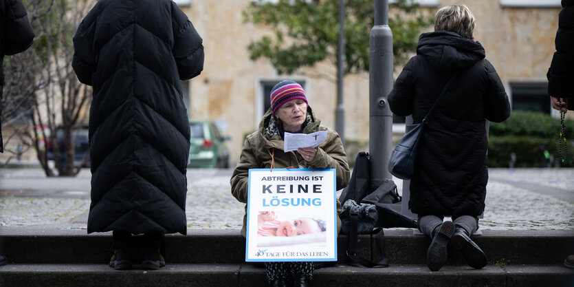 Abtreibungsgegner der Aktion «40 Tage für das Leben» beten während der Fastenzeit bundesweit vor der Schwangerschaftsberatung Pro Familia.