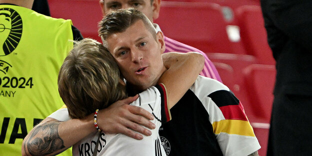 Toni Kroos umarmt seine Mutter im Stadion