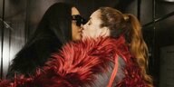 Zwei sich küssende Frauen in einem Aufzug