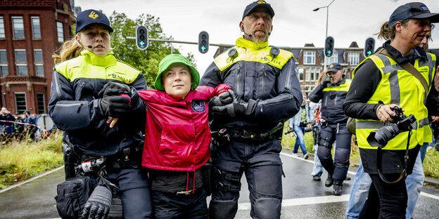 Thunberg wird von Polizisten weggetragen