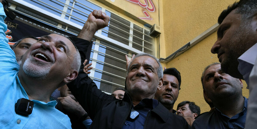 Mahmoud Peseschkian mit geballter Faust nach seiner Stimmabgabe