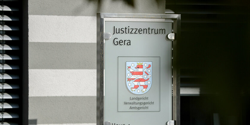 Ein Schild am Eingang des Justizzentrums Gera